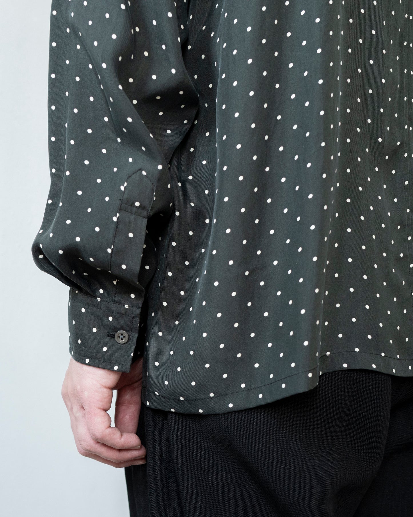 BRUSHED SILK TWILL DOT BAND COLLAR SHIRT