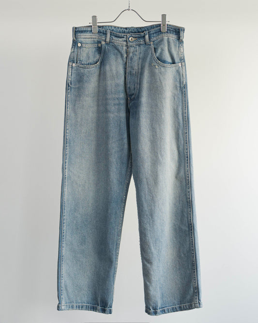 DISTRESSED JEANS