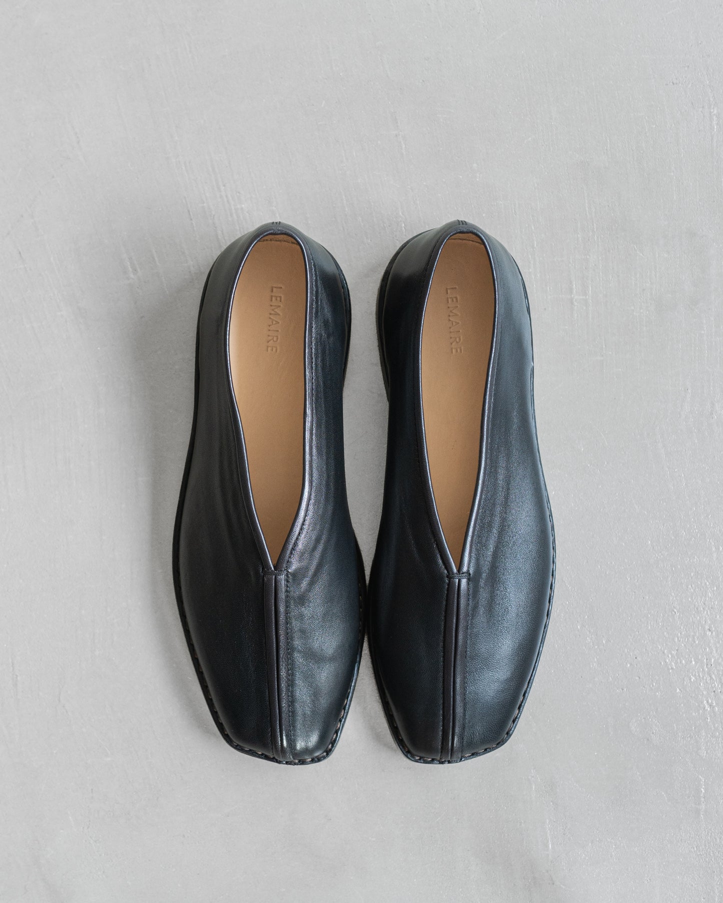 FLAT PIPED SLIPPERS IN LEATHER
