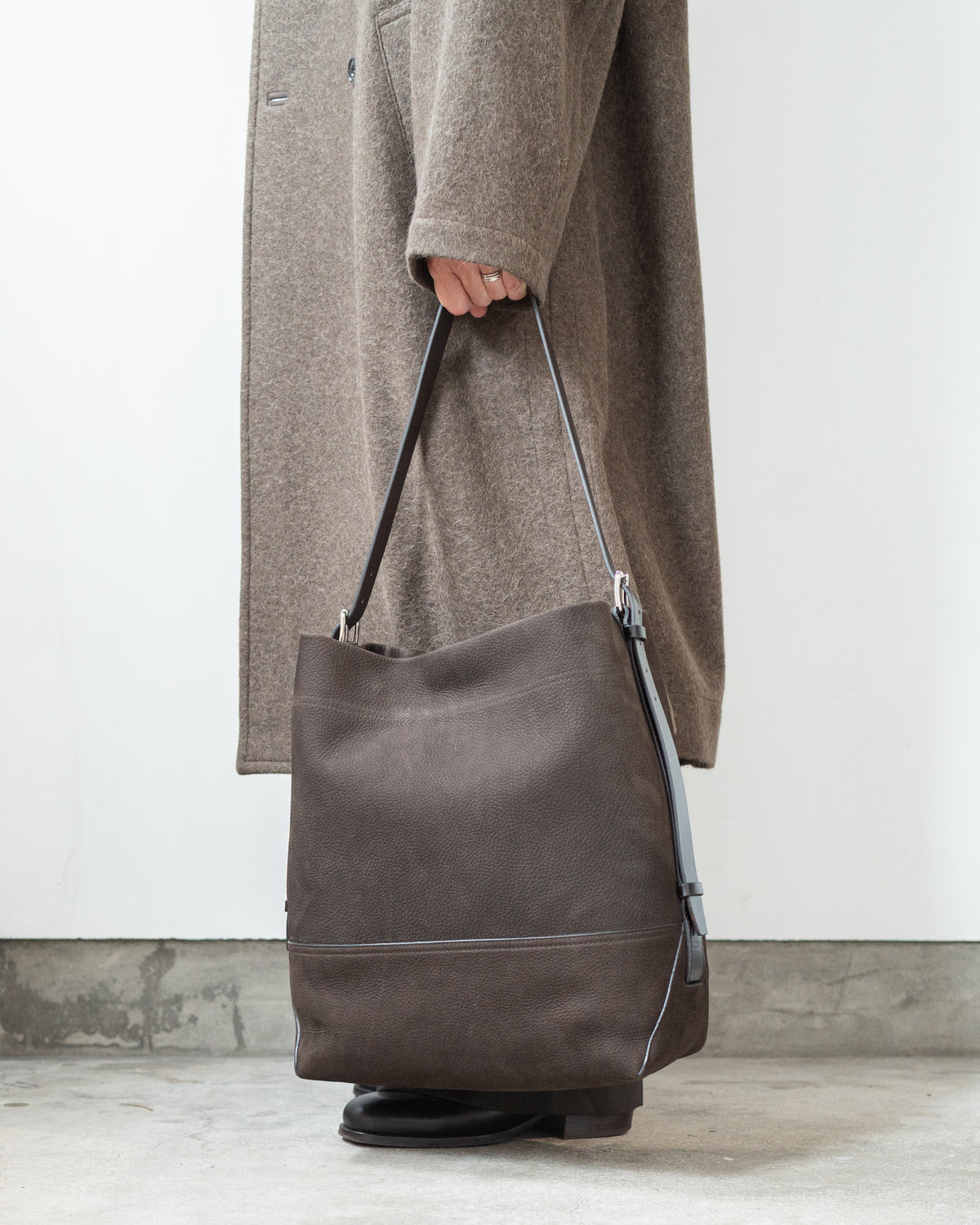 BELTED TOTE BAG IN ALPACA NUBUCK