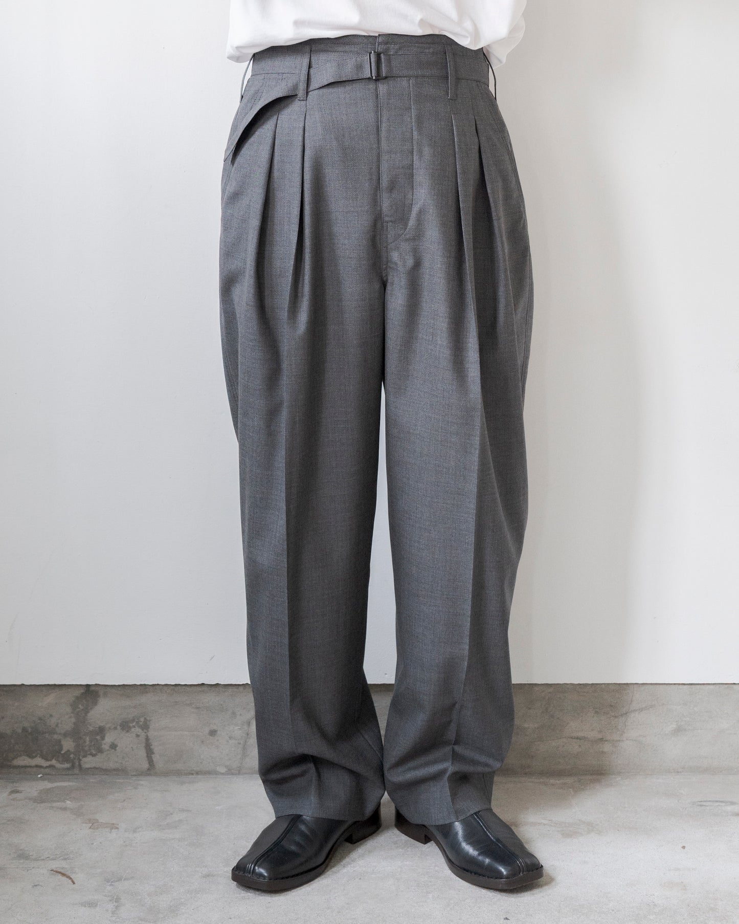 BELTED PLEATED PANTS