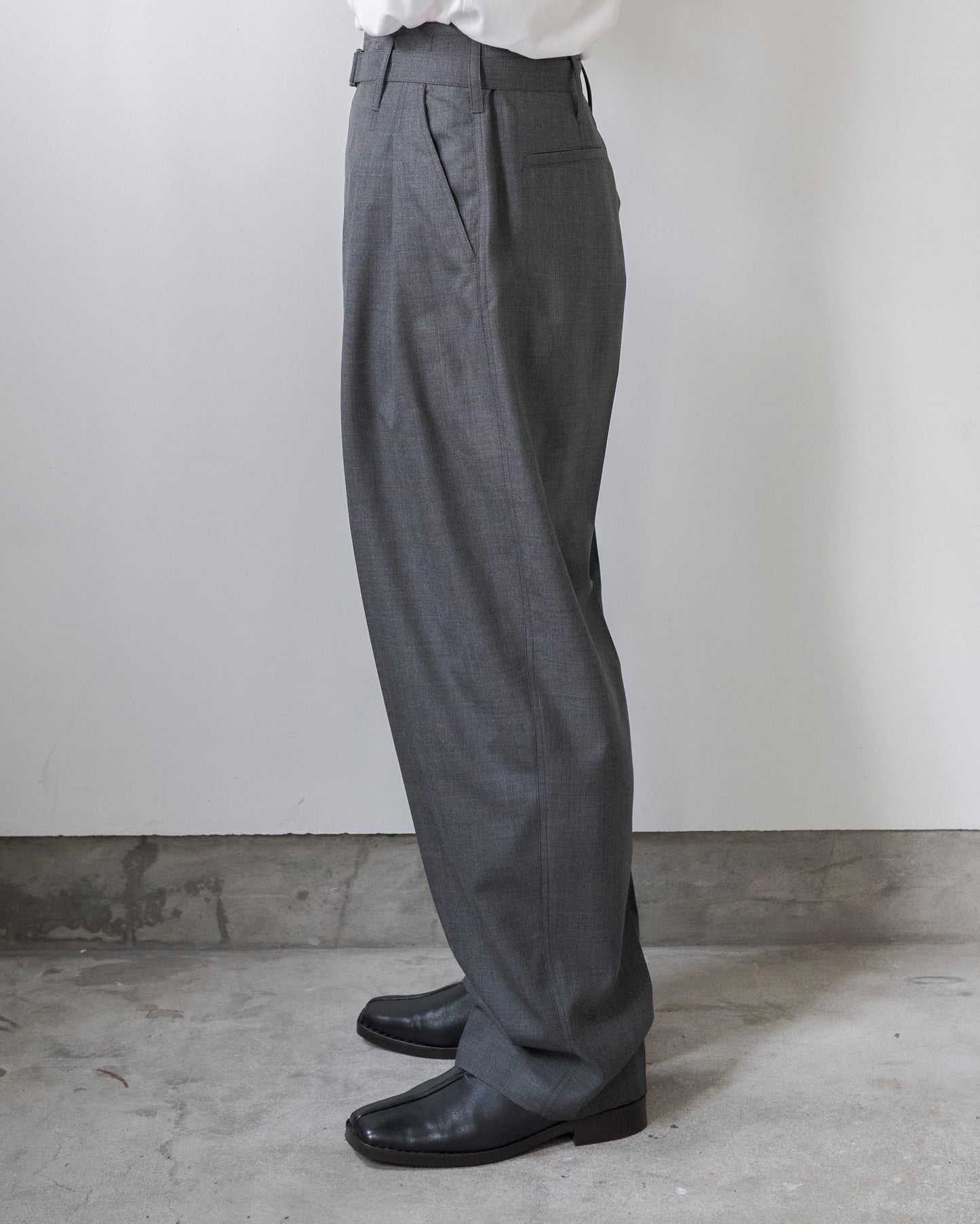 BELTED PLEATED PANTS