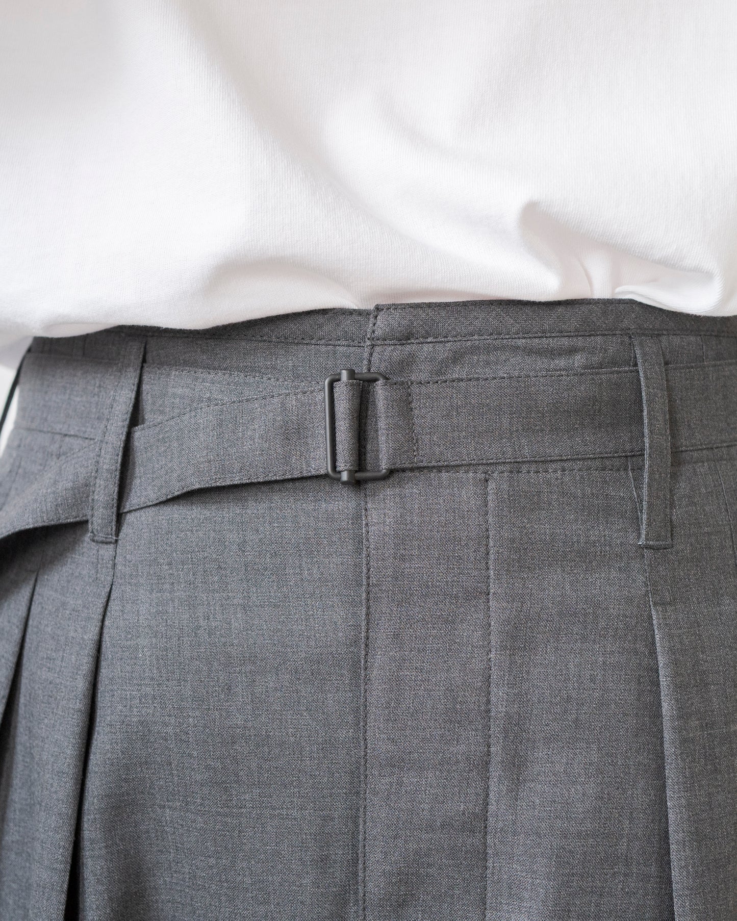 BELTED PLEATED PANTS