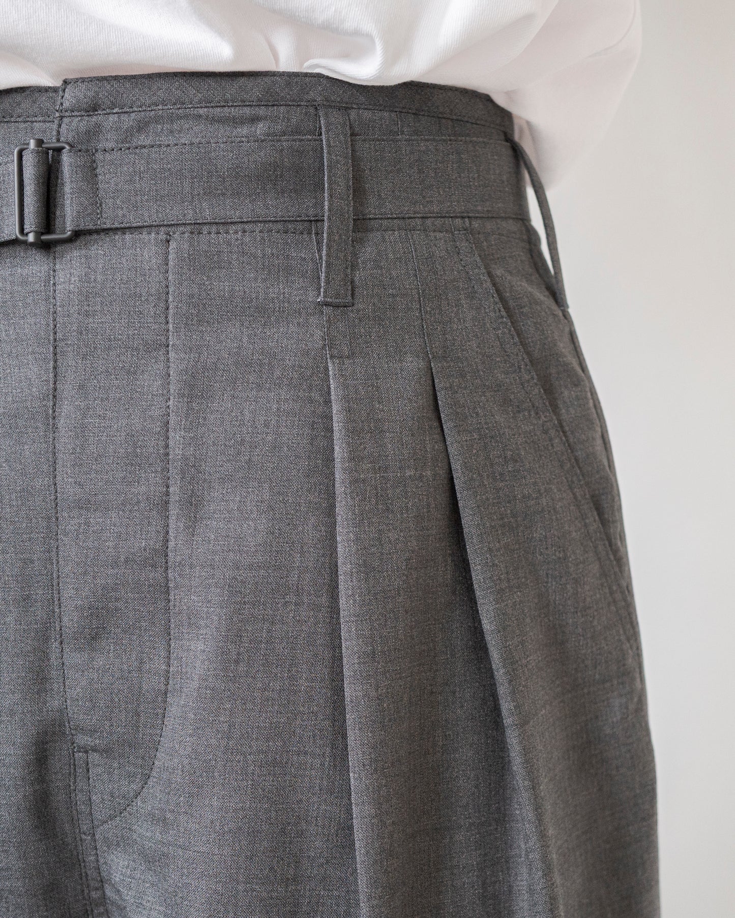 BELTED PLEATED PANTS