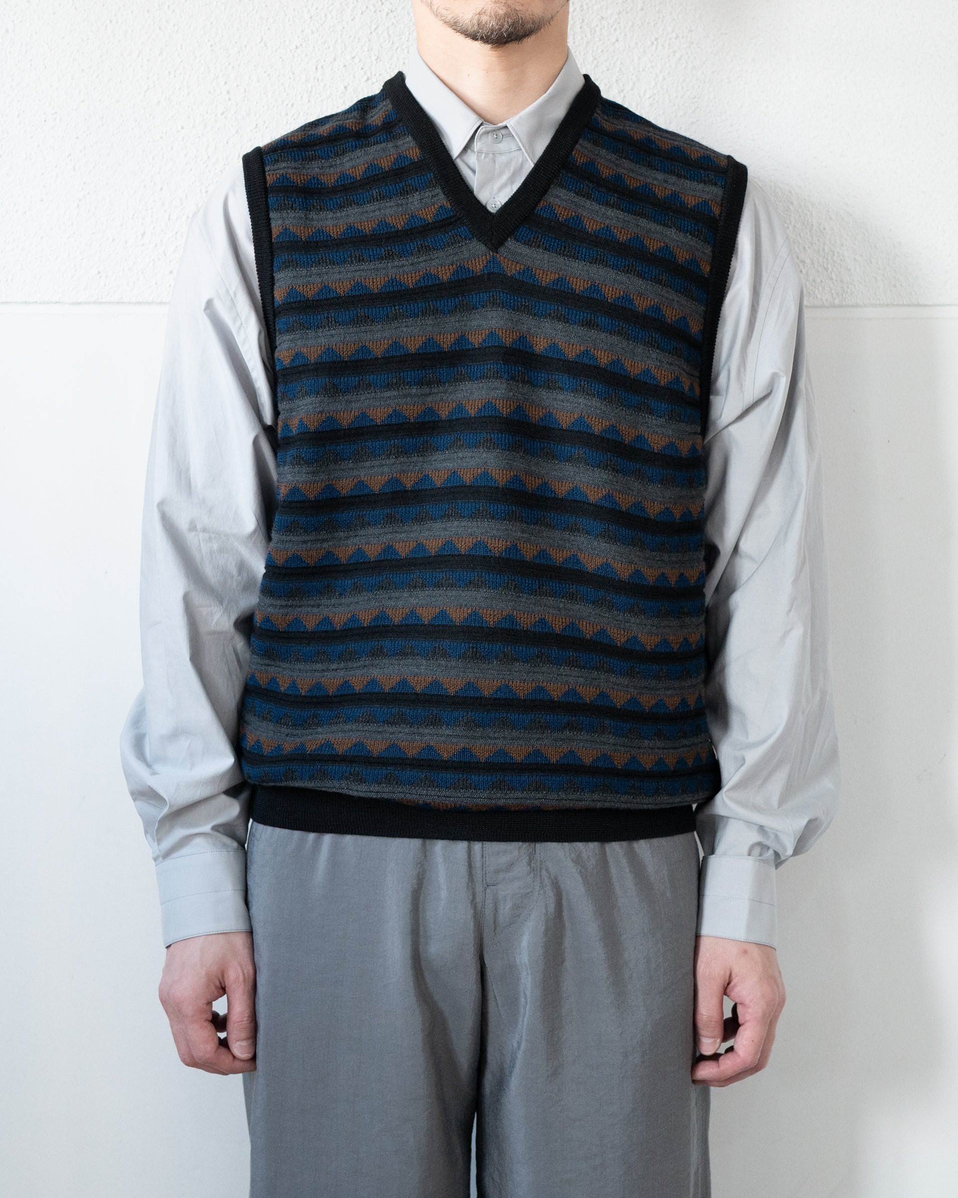 V NECK JACQUARD VEST – STORE N
