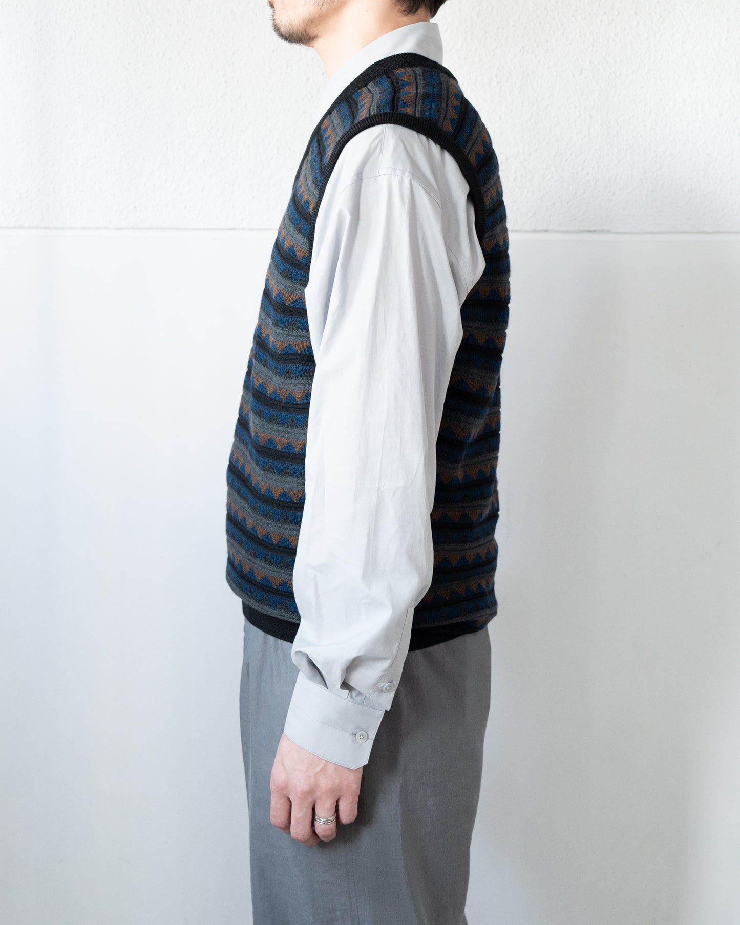 V NECK JACQUARD VEST