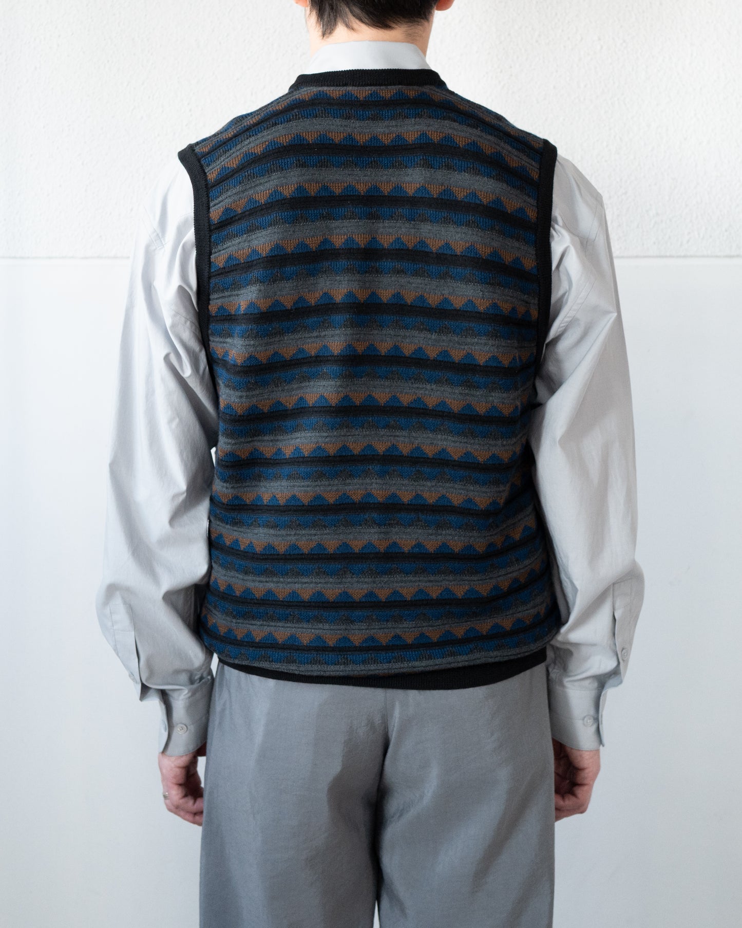 V NECK JACQUARD VEST