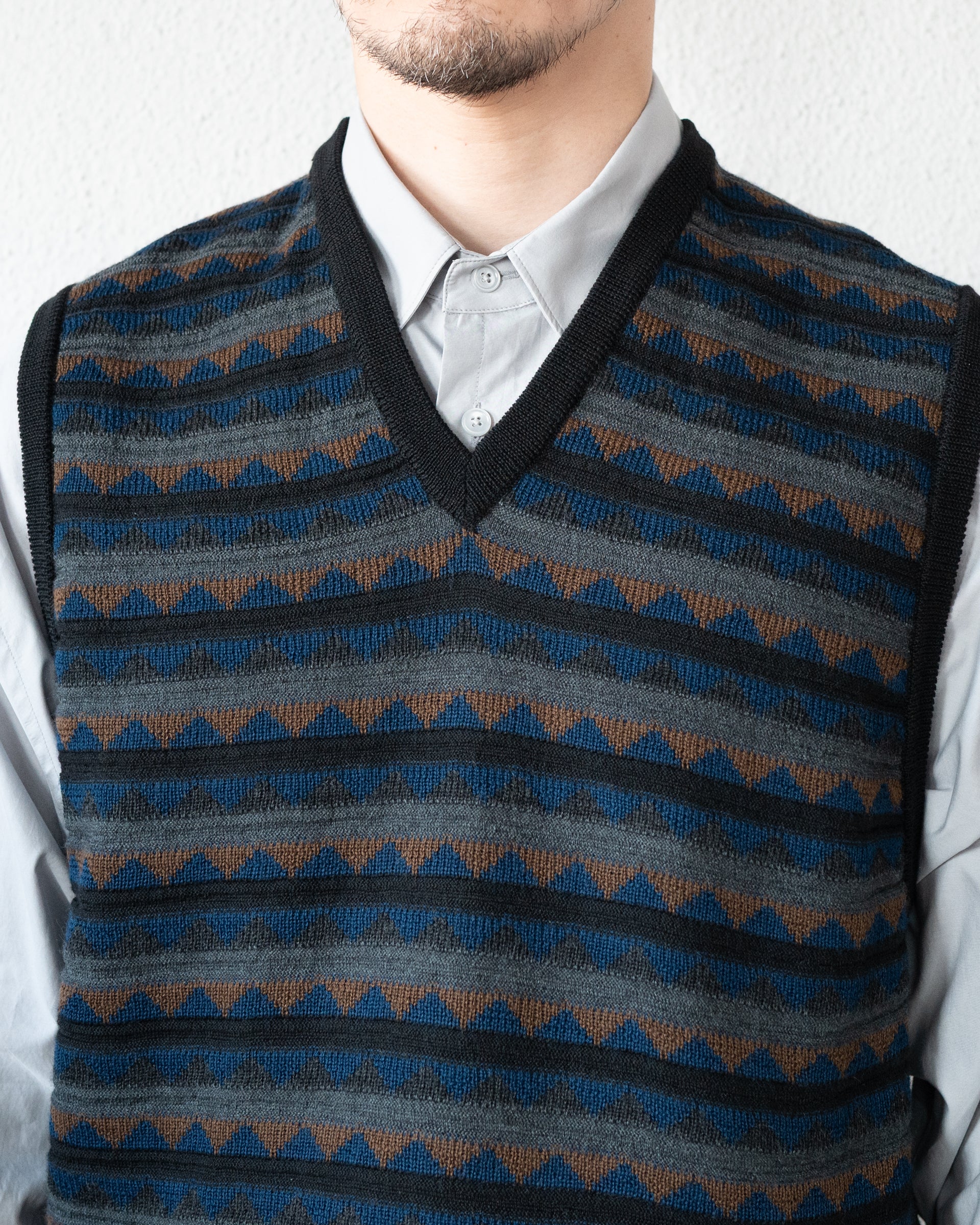 V NECK JACQUARD VEST – STORE N