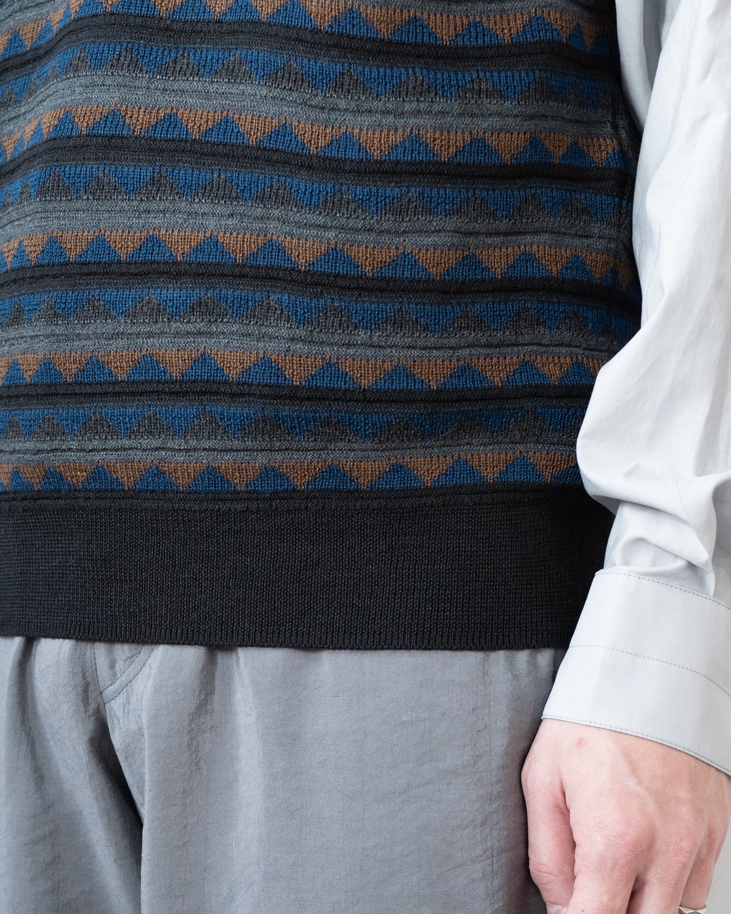 V NECK JACQUARD VEST