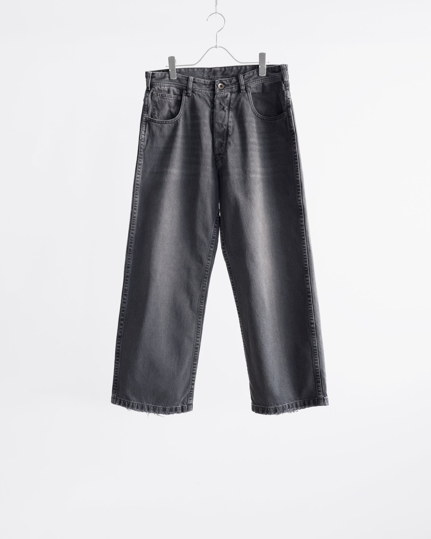 STRAIGHT LEG CROPPED JEANS
