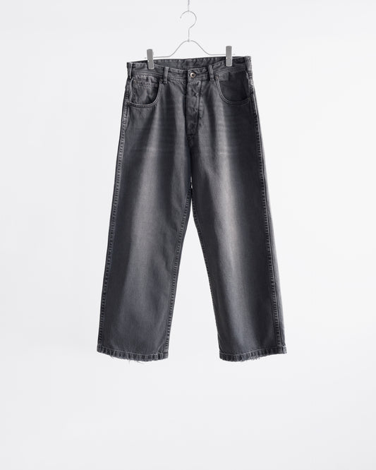 STRAIGHT LEG CROPPED JEANS