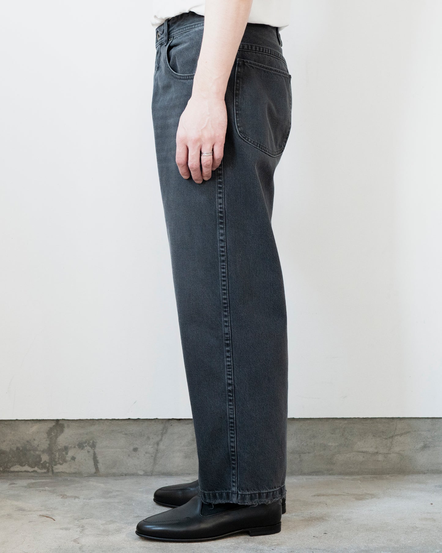 STRAIGHT LEG CROPPED JEANS