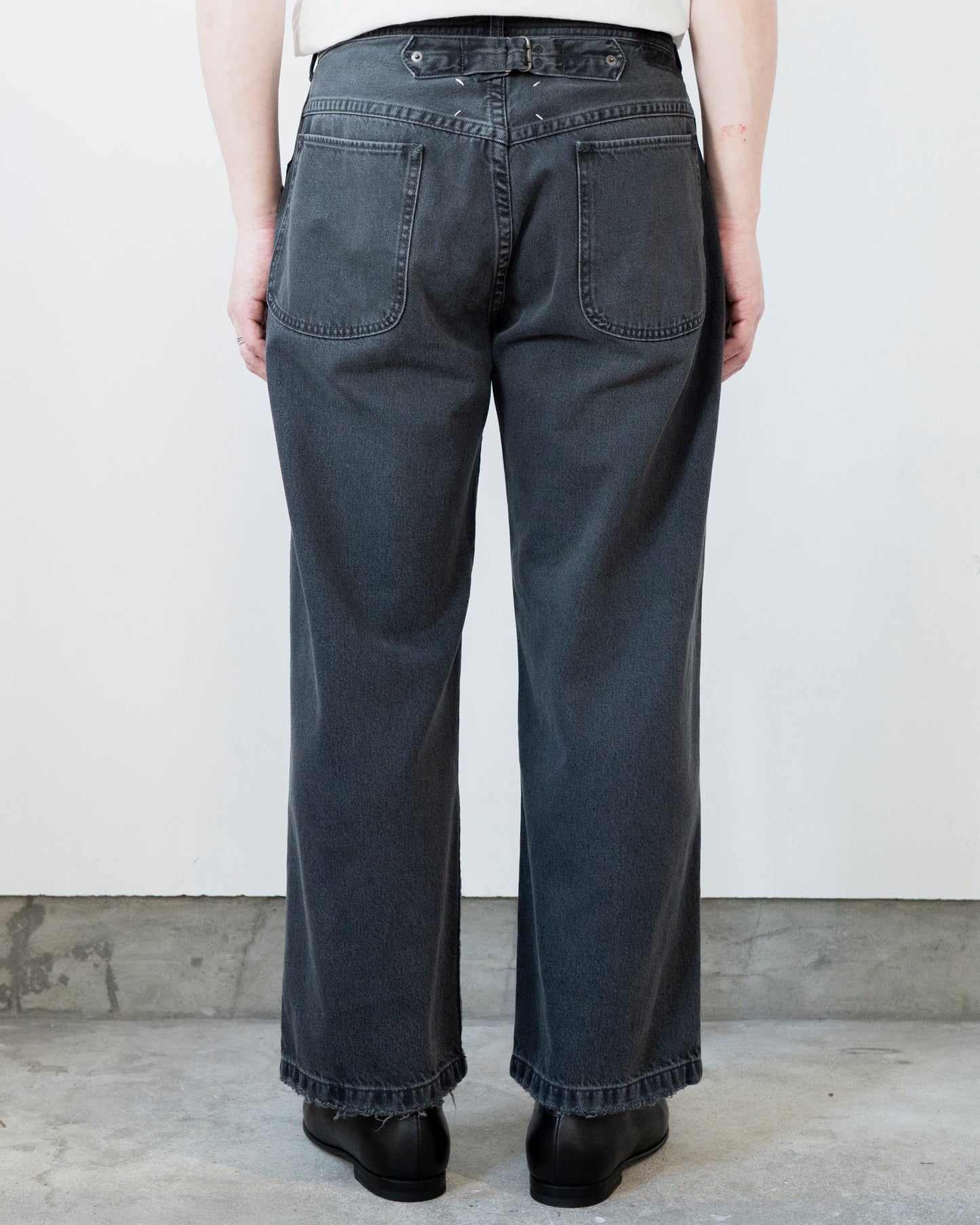 STRAIGHT LEG CROPPED JEANS