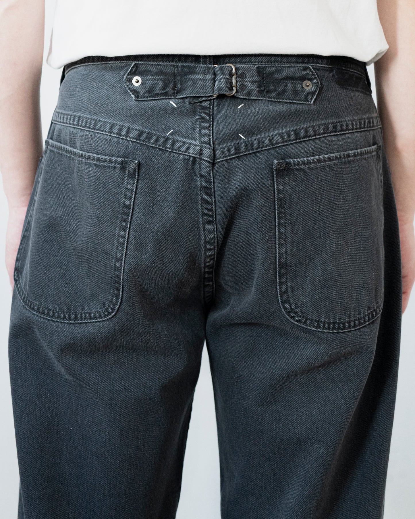 STRAIGHT LEG CROPPED JEANS