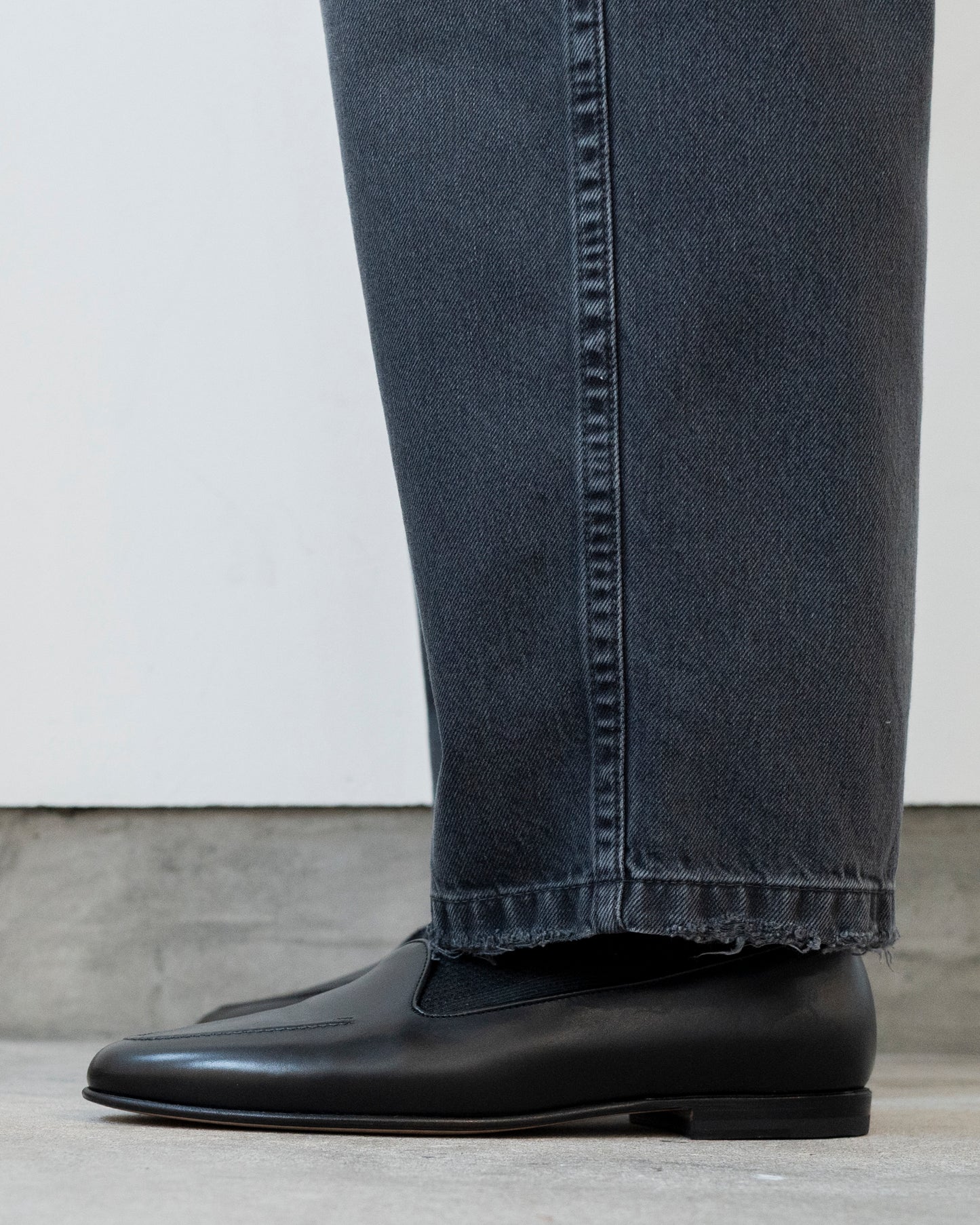 STRAIGHT LEG CROPPED JEANS