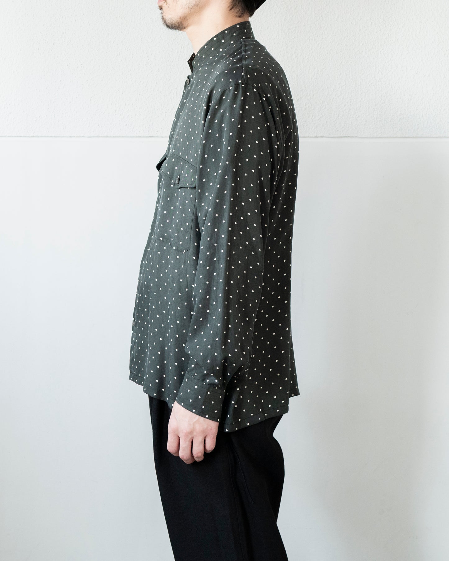 BRUSHED SILK TWILL DOT BAND COLLAR SHIRT