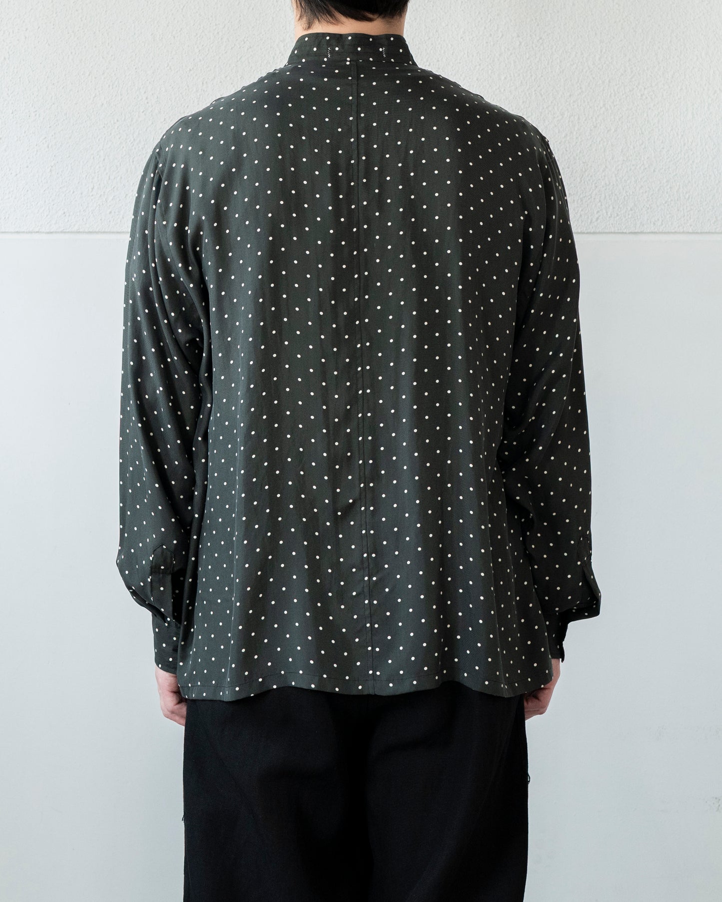 BRUSHED SILK TWILL DOT BAND COLLAR SHIRT