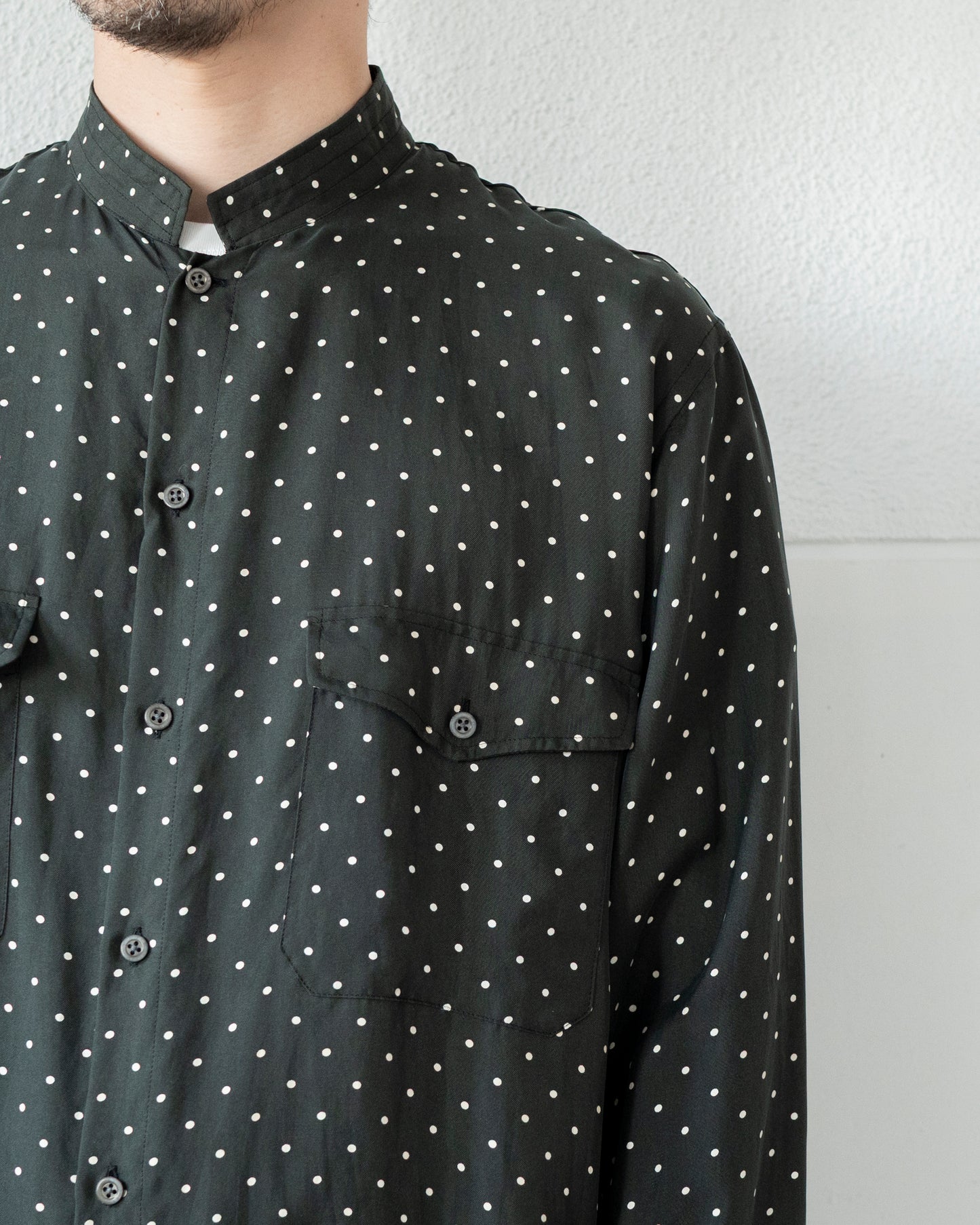 BRUSHED SILK TWILL DOT BAND COLLAR SHIRT