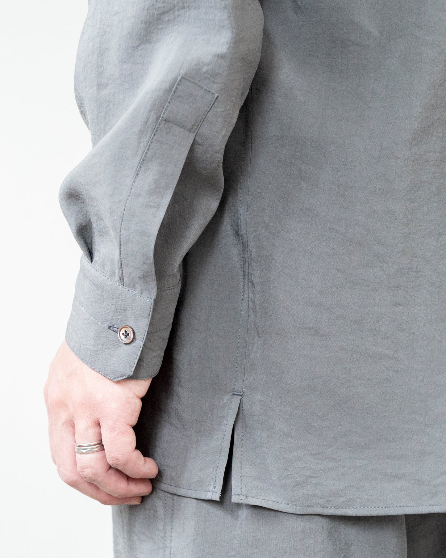 CONVERTIBLE COLLAR SHIRT IN DRY SILK