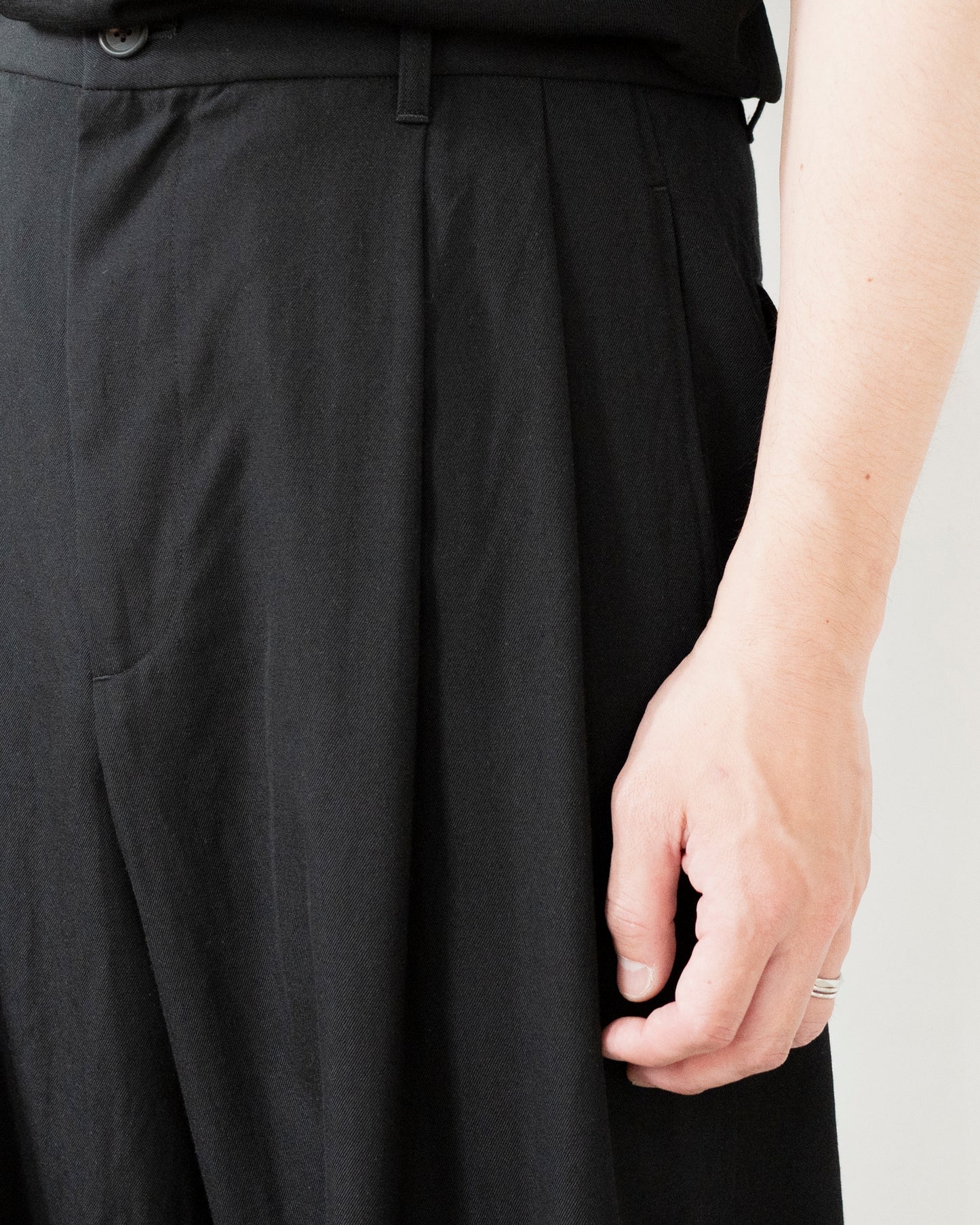 WOOL SILK GABARDINE TWO PLEATS TROUSER