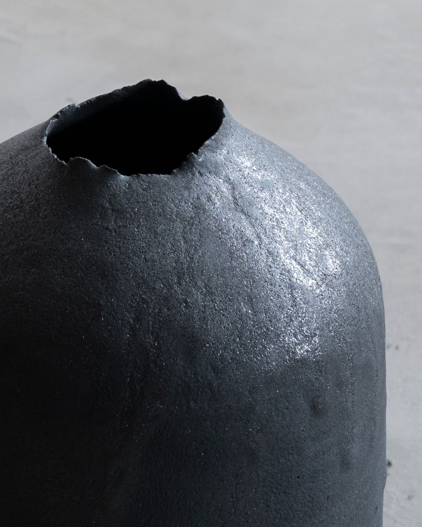 DEIA POTTERY BIG GLOBE / MINERAL BLACK
