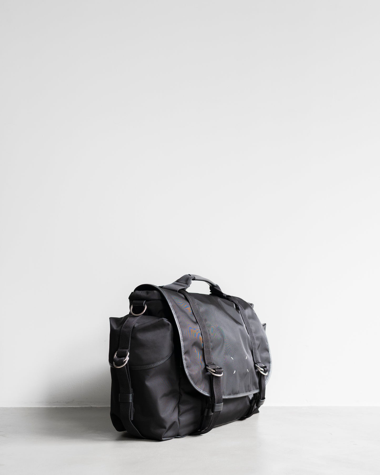 HIGH TECH MESSENGER BAG MEDIUM