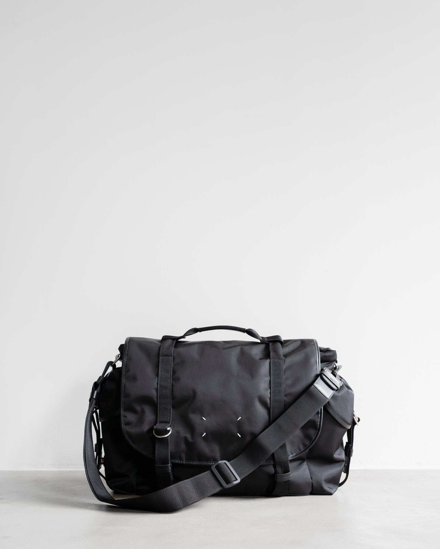 HIGH TECH MESSENGER BAG MEDIUM