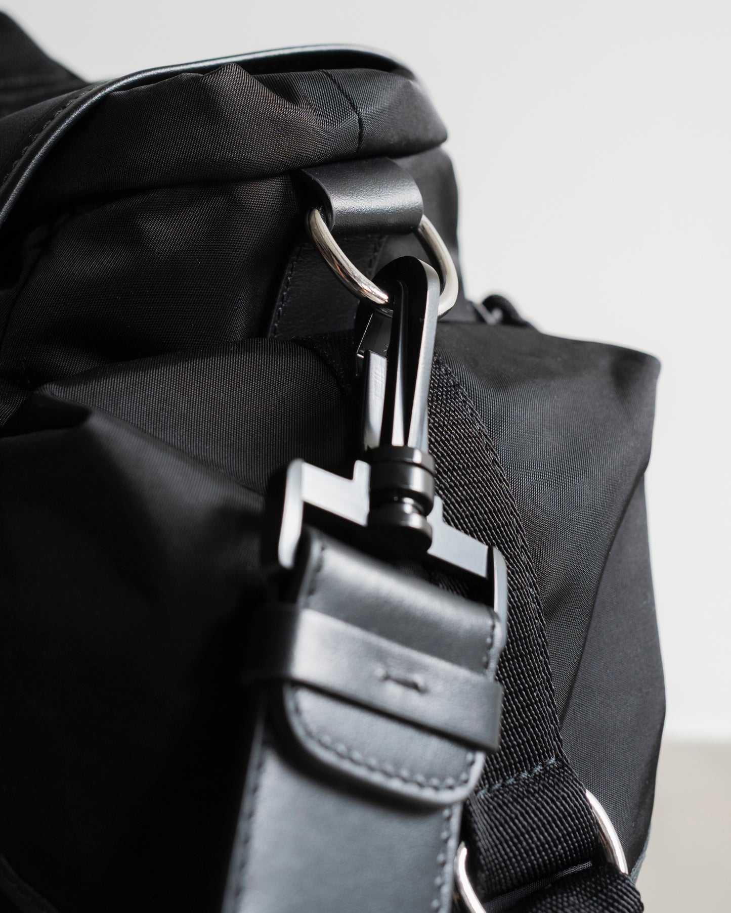 HIGH TECH MESSENGER BAG MEDIUM