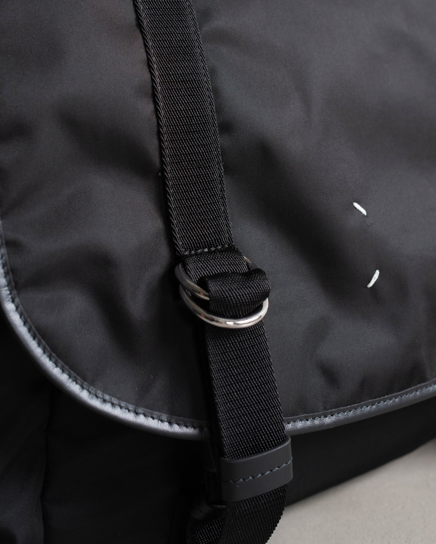 HIGH TECH MESSENGER BAG MEDIUM