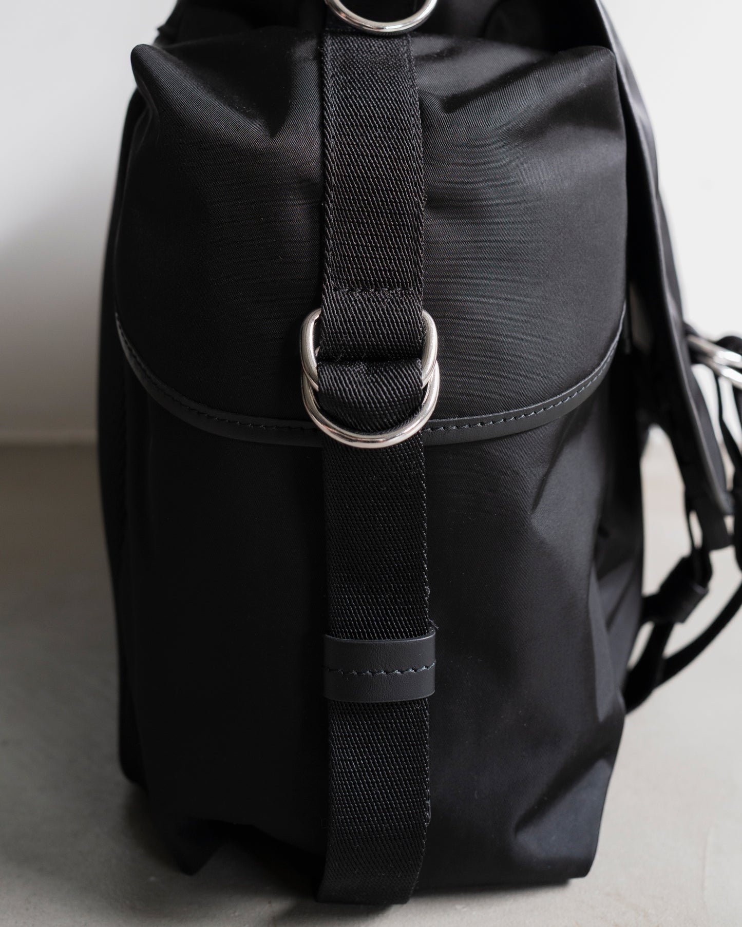 HIGH TECH MESSENGER BAG MEDIUM