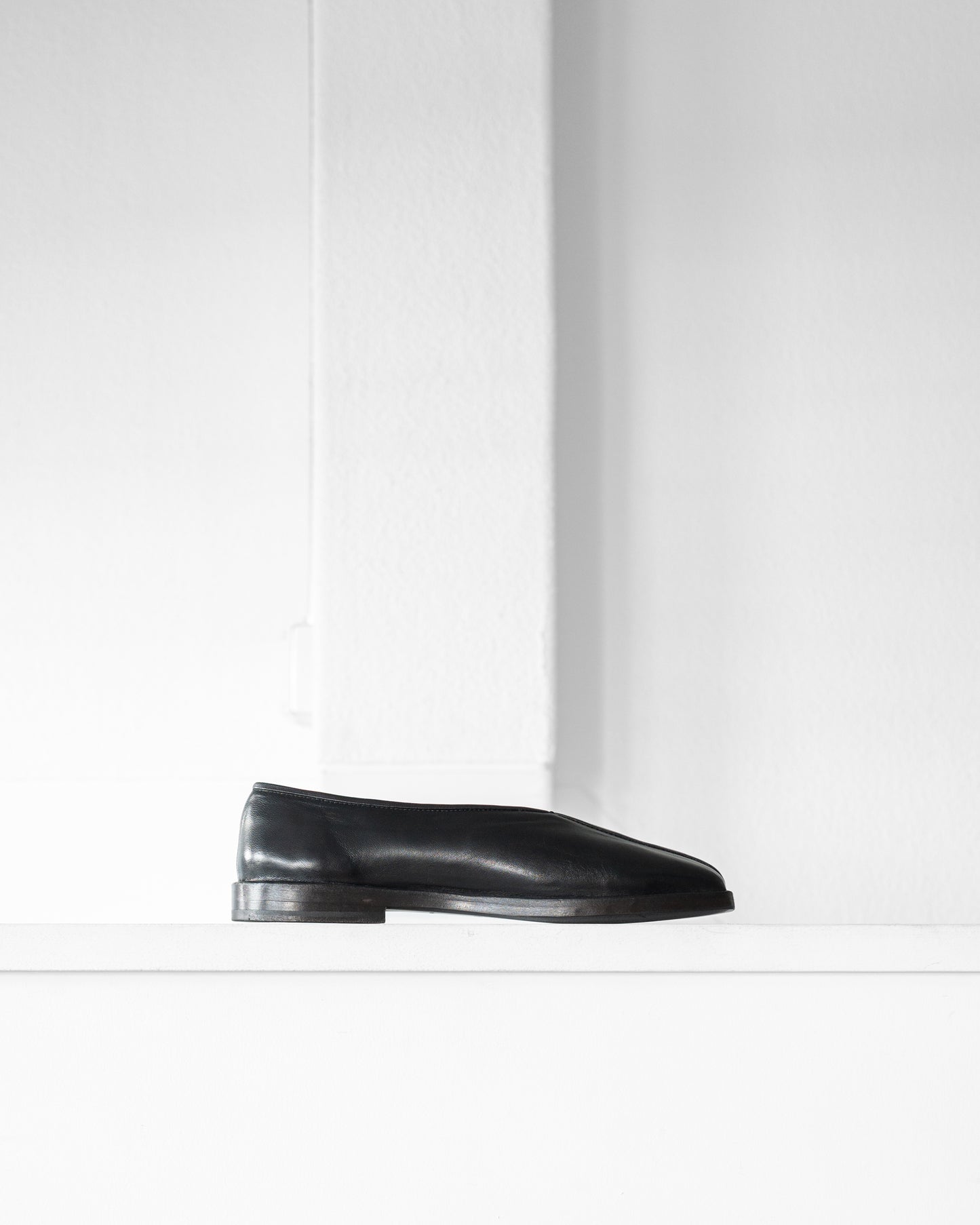 FLAT PIPED SLIPPERS IN LEATHER