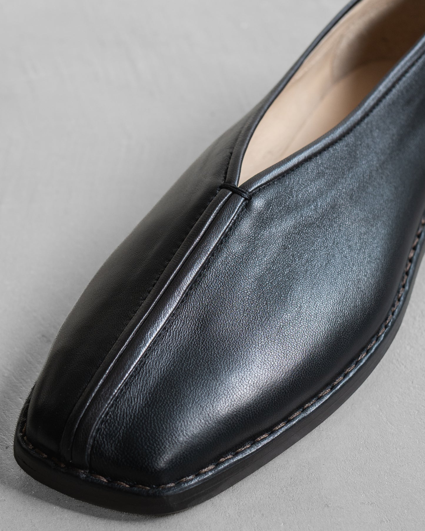 FLAT PIPED SLIPPERS IN LEATHER