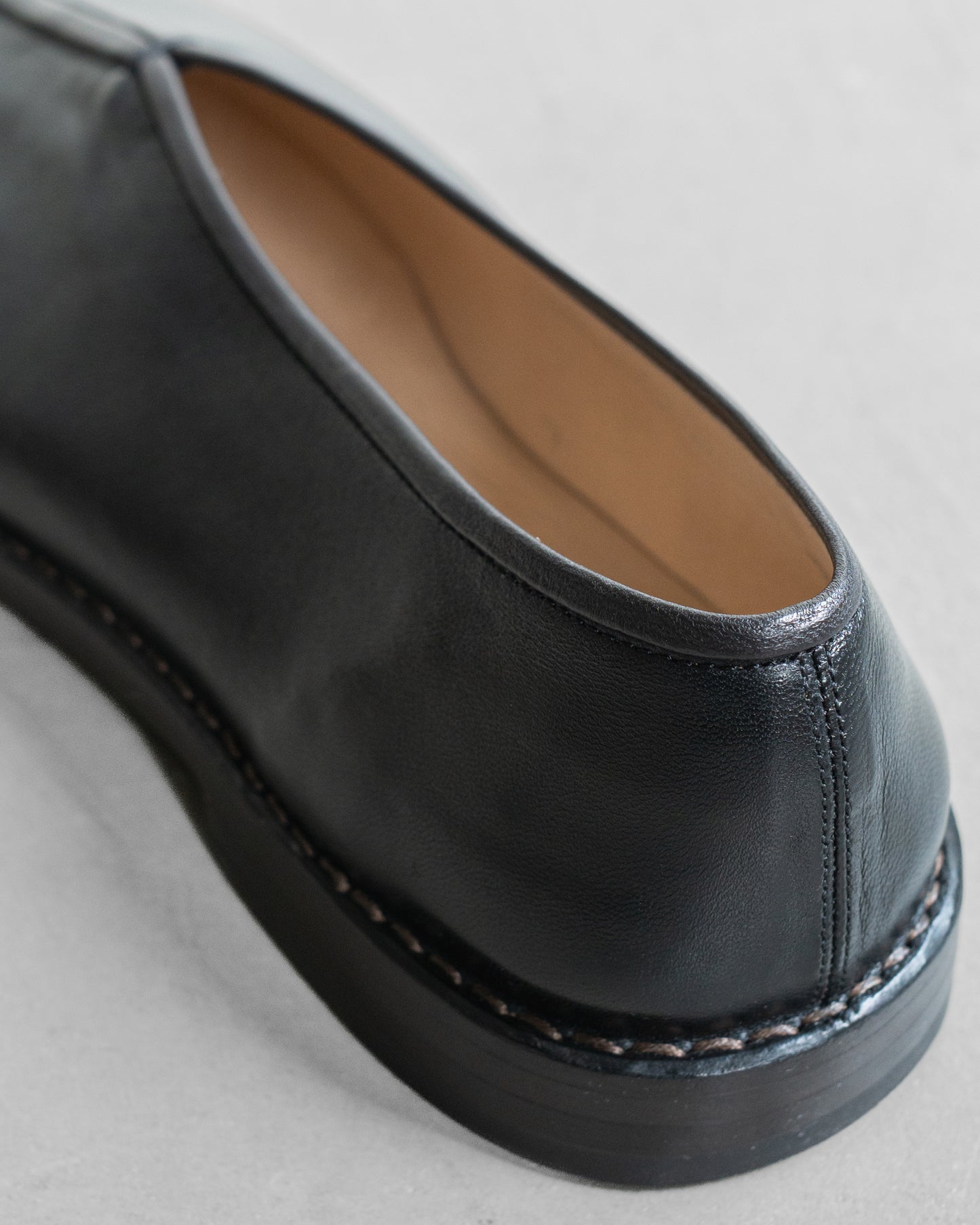 FLAT PIPED SLIPPERS IN LEATHER