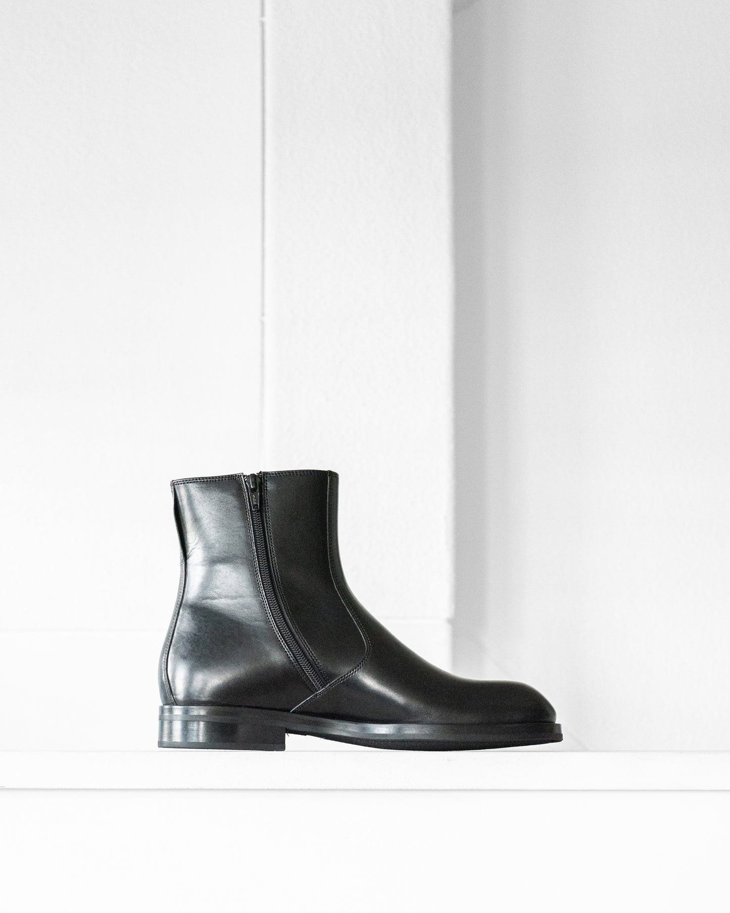 ZIPPED ANKLE BOOTS IN SHINY LEATHER