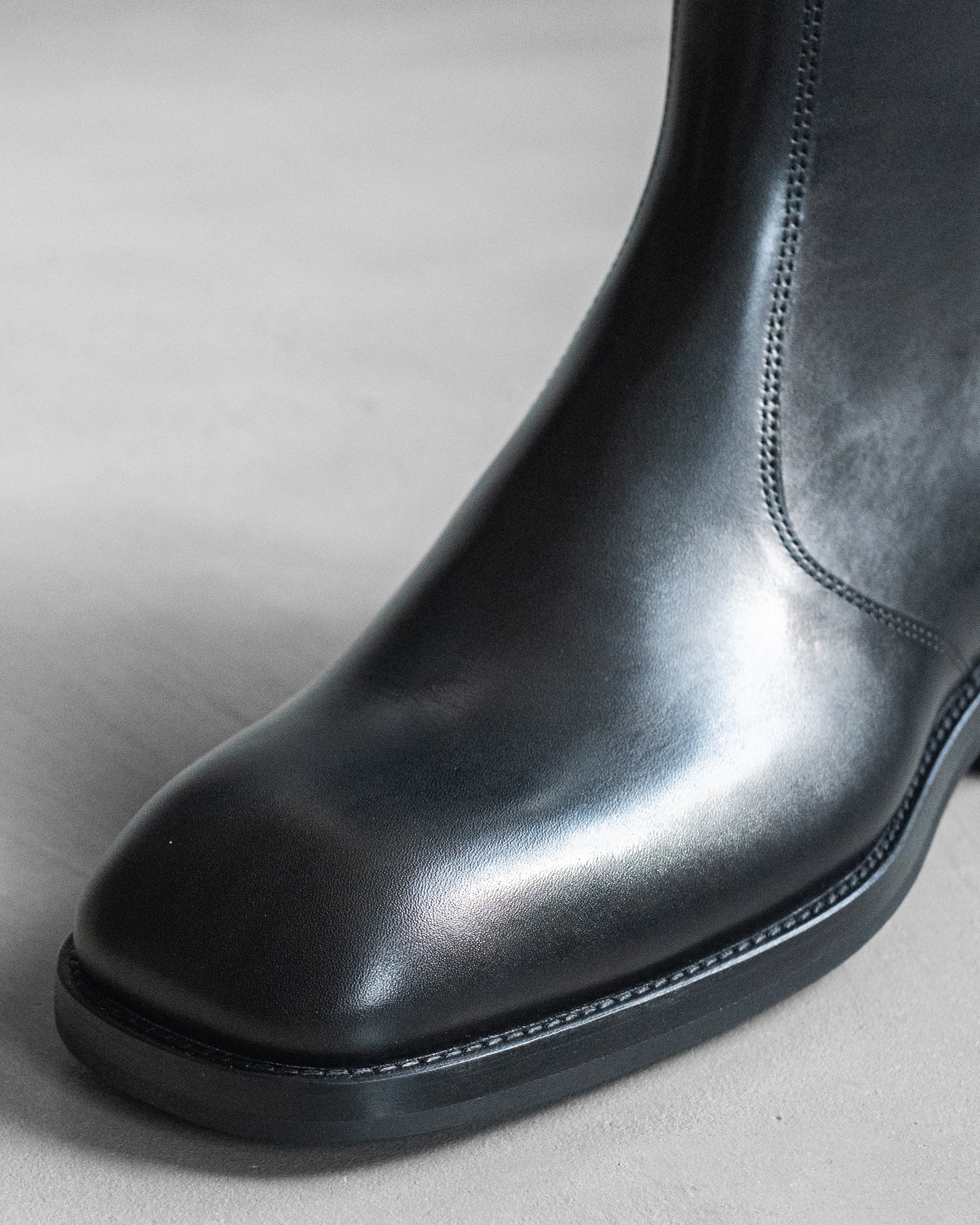 ZIPPED ANKLE BOOTS IN SHINY LEATHER