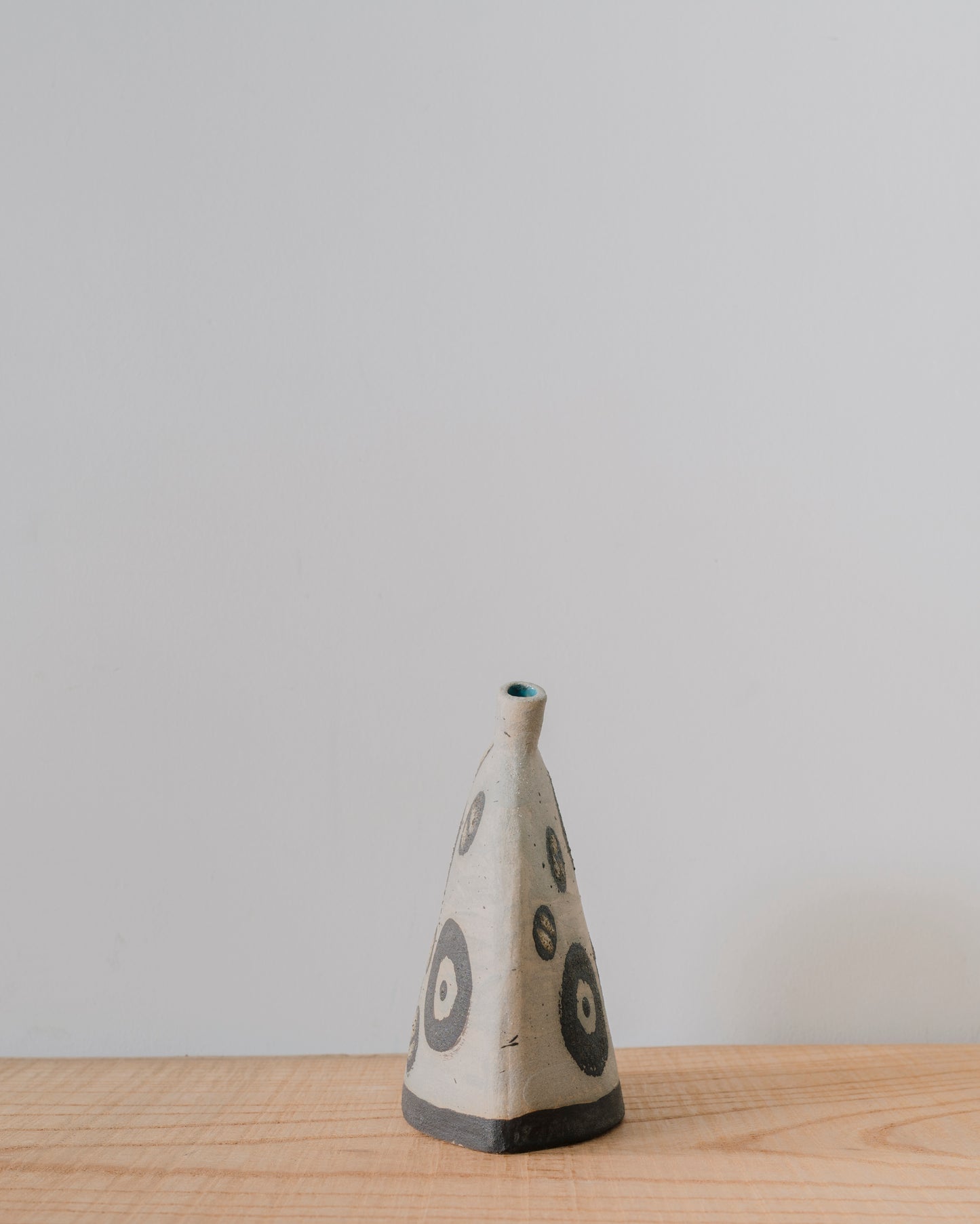 DOTS AND CIRCLES SIDE SPOUTED BOTTLE