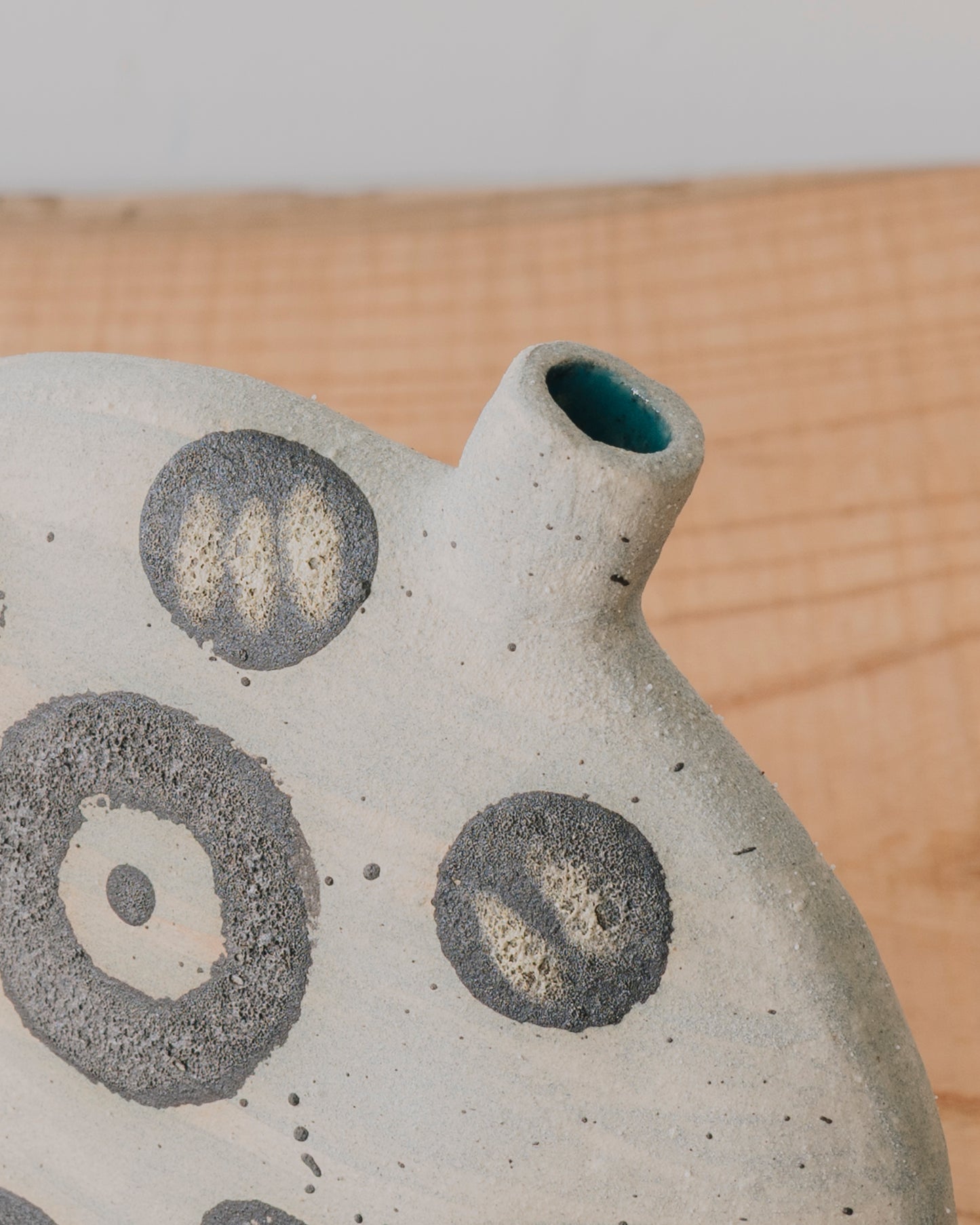 DOTS AND CIRCLES SIDE SPOUTED BOTTLE