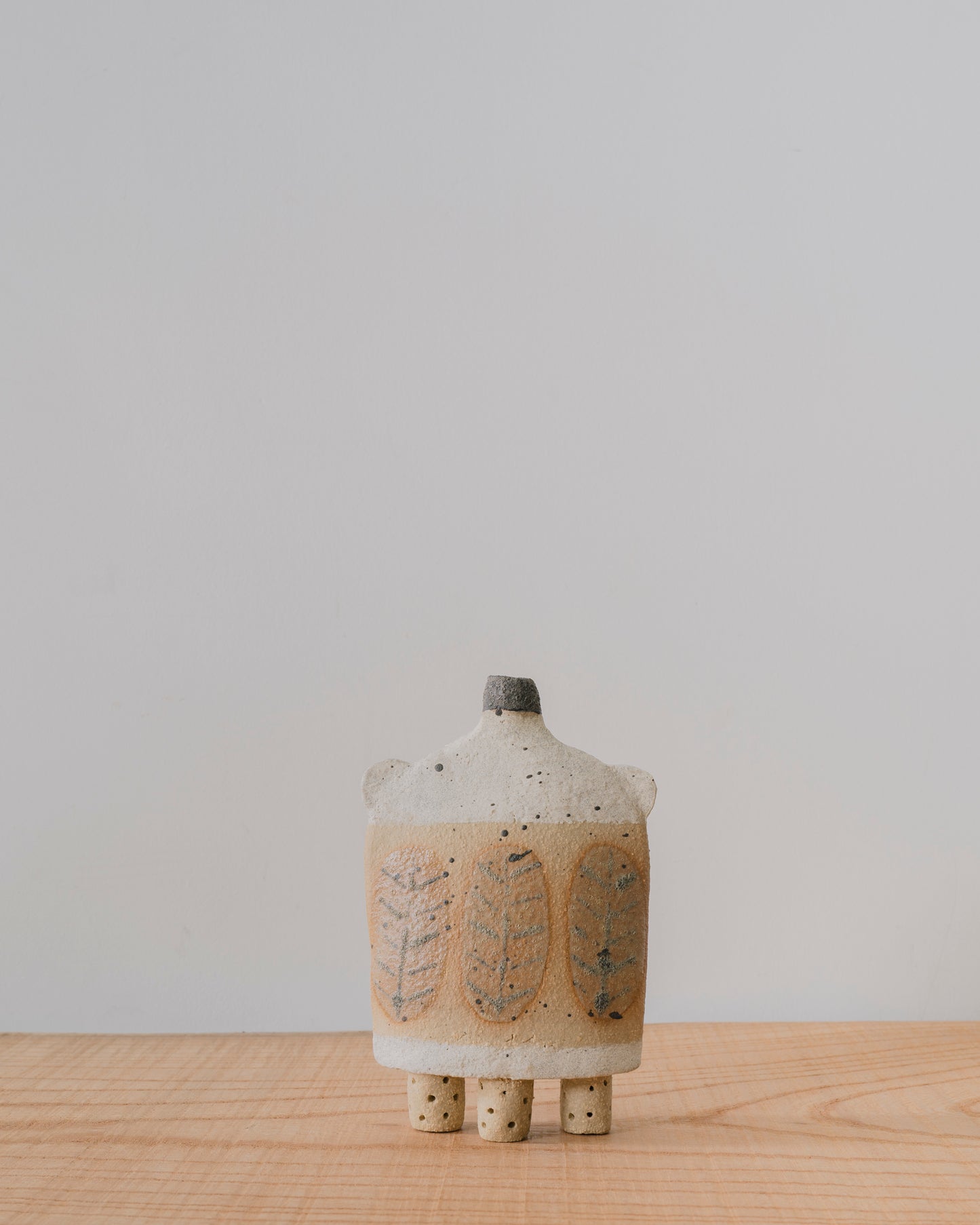 LIGHTNESS 3 LEAVES FIGURE