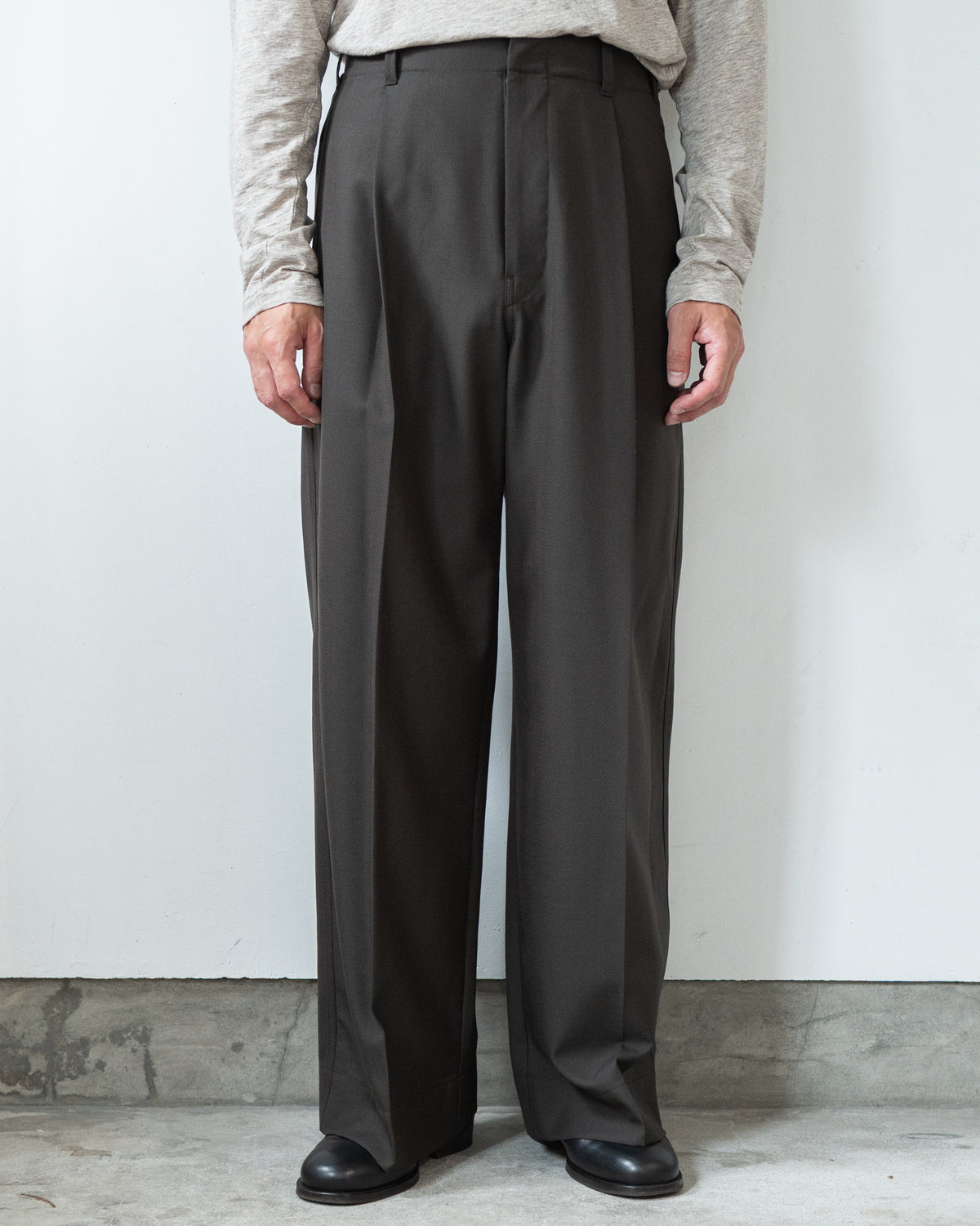 SINGLE-PLEAT TAILORED PANTS IN TROPICAL WOOL BLEND