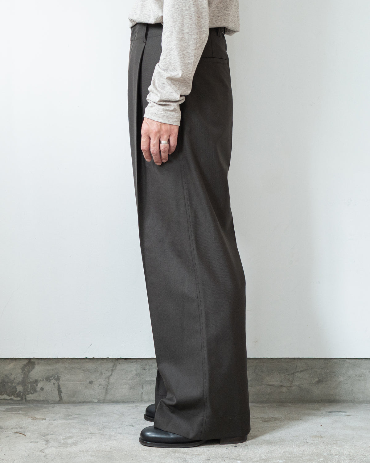 SINGLE-PLEAT TAILORED PANTS IN TROPICAL WOOL BLEND