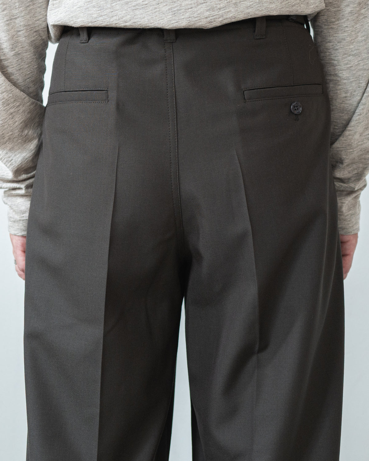 SINGLE-PLEAT TAILORED PANTS IN TROPICAL WOOL BLEND