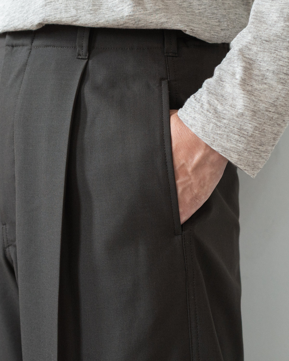 SINGLE-PLEAT TAILORED PANTS IN TROPICAL WOOL BLEND