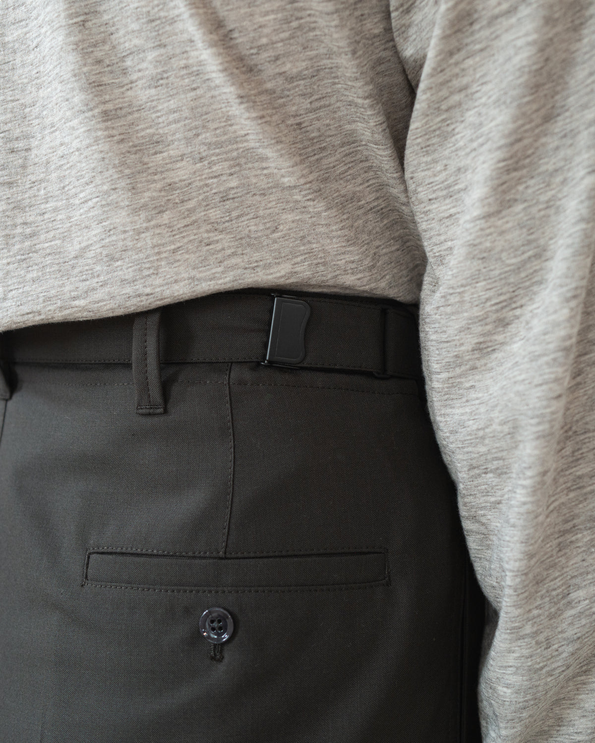SINGLE-PLEAT TAILORED PANTS IN TROPICAL WOOL BLEND