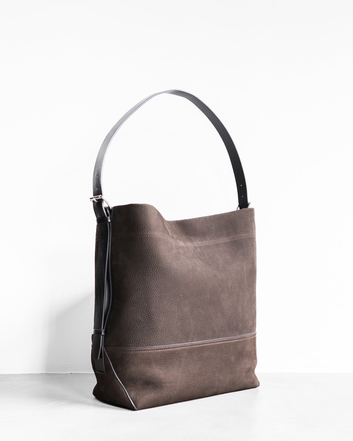 BELTED TOTE BAG IN ALPACA NUBUCK