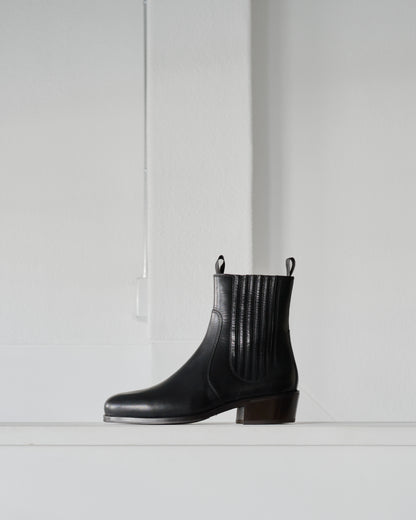 CHELSEA BOOTS