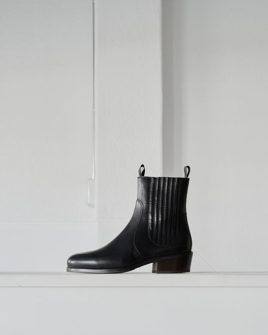 CHELSEA BOOTS