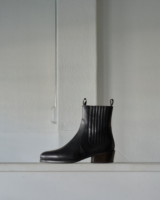 CHELSEA BOOTS