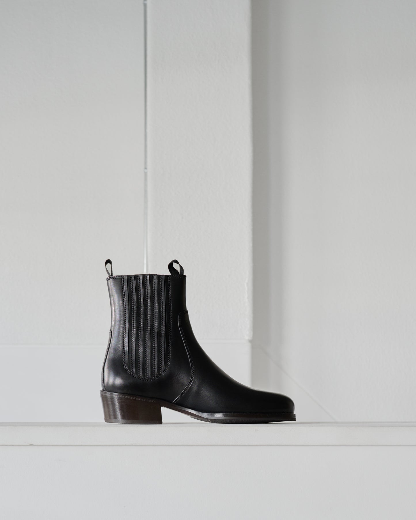 CHELSEA BOOTS