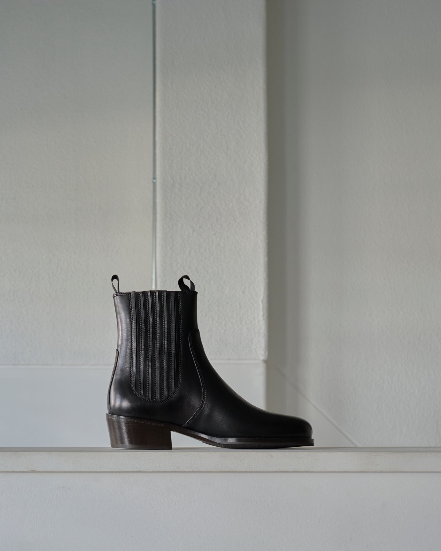 CHELSEA BOOTS